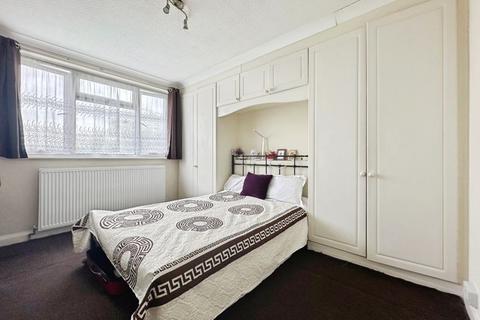 2 bedroom flat for sale, Stonegrove, Edgware HA8