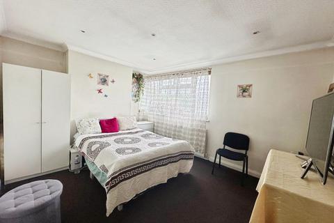 2 bedroom flat for sale, Stonegrove, Edgware HA8
