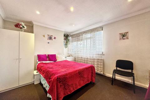 2 bedroom flat for sale, Stonegrove, Edgware, HA8