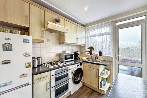 2 bedroom flat for sale, Stonegrove, Edgware, HA8