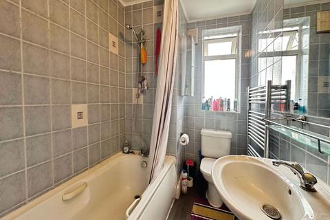 2 bedroom flat for sale, Stonegrove, Edgware, HA8