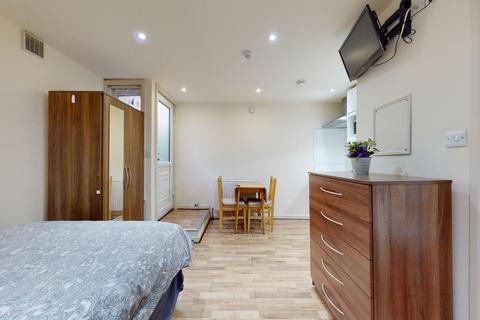 Studio to rent, Ash Grove