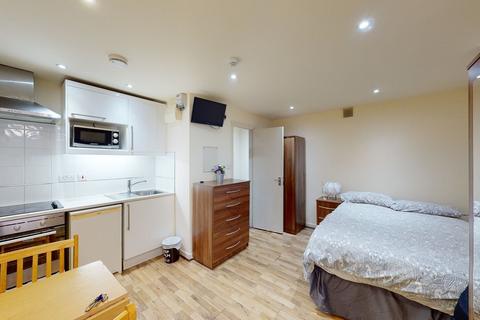 Studio to rent, Ash Grove