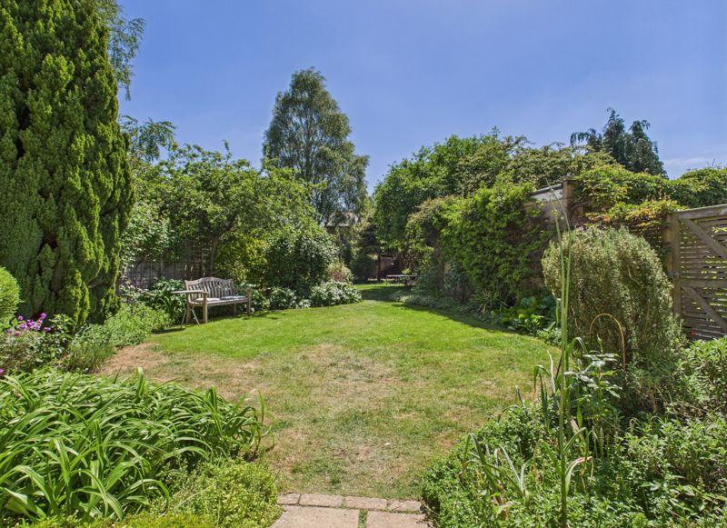 Garden to front