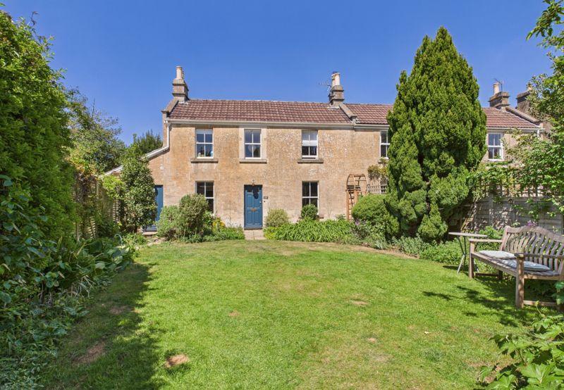 Garden to front