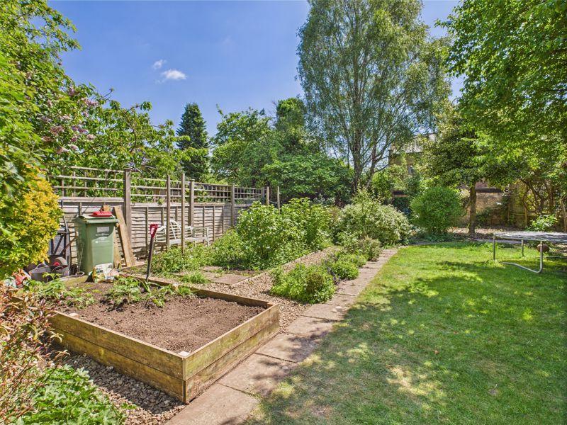 Garden to front