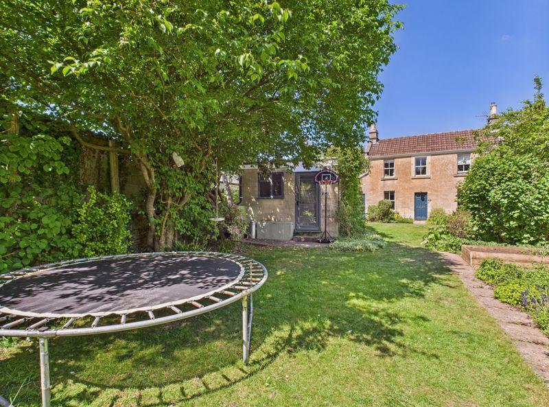 Garden to front
