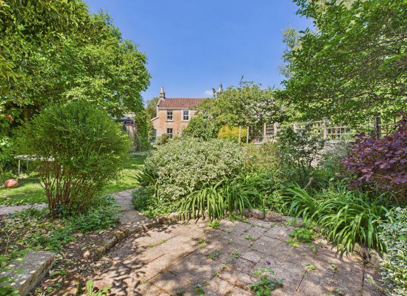 Garden to front
