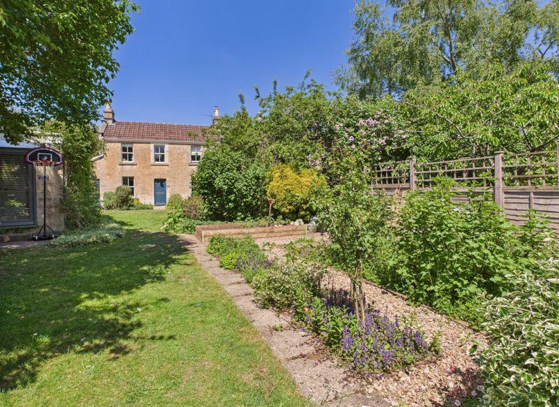 Garden to front