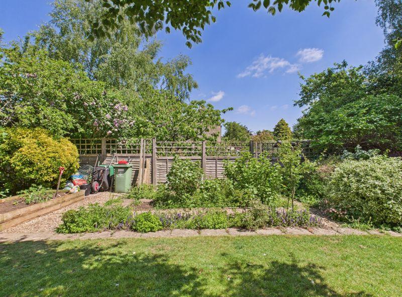 Garden to front