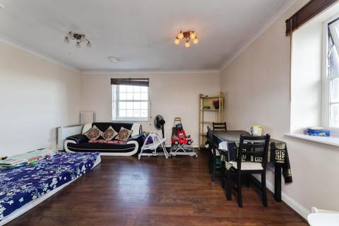 2 bedroom flat to rent, Queensberry Place TF, E12