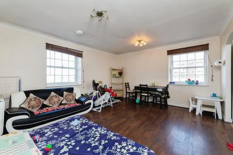 2 bedroom flat to rent, Queensberry Place TF, E12