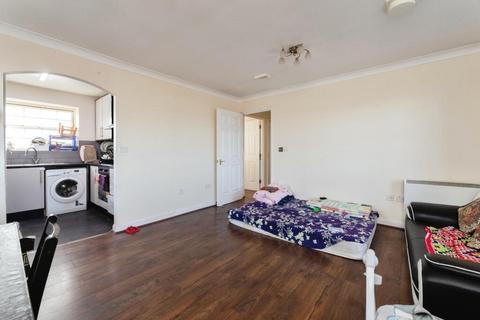 2 bedroom flat to rent, Queensberry Place TF, E12