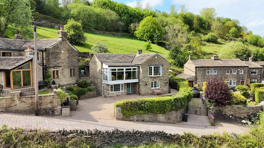 Lee Lane, Halifax HX3 4 bed detached house - £459,995