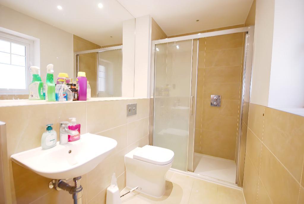 En-Suite Bathroom to Bedroom 1