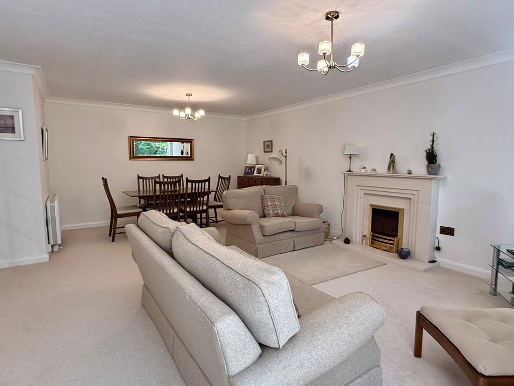 Lounge/Dining Room
