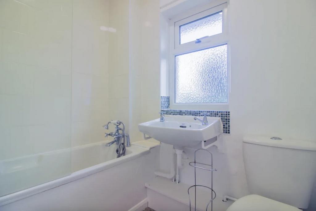 57 be8799 810 c 4407 a9 b8 3867 bb712 f0 b