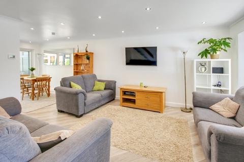 17 Buckingham Drive, East Grinstead, RH19 4RL