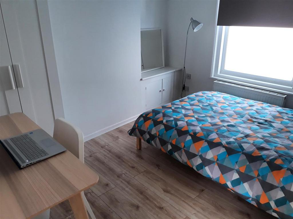 Bed1.jpg