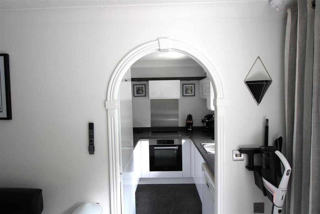 Kitchen2.JPG