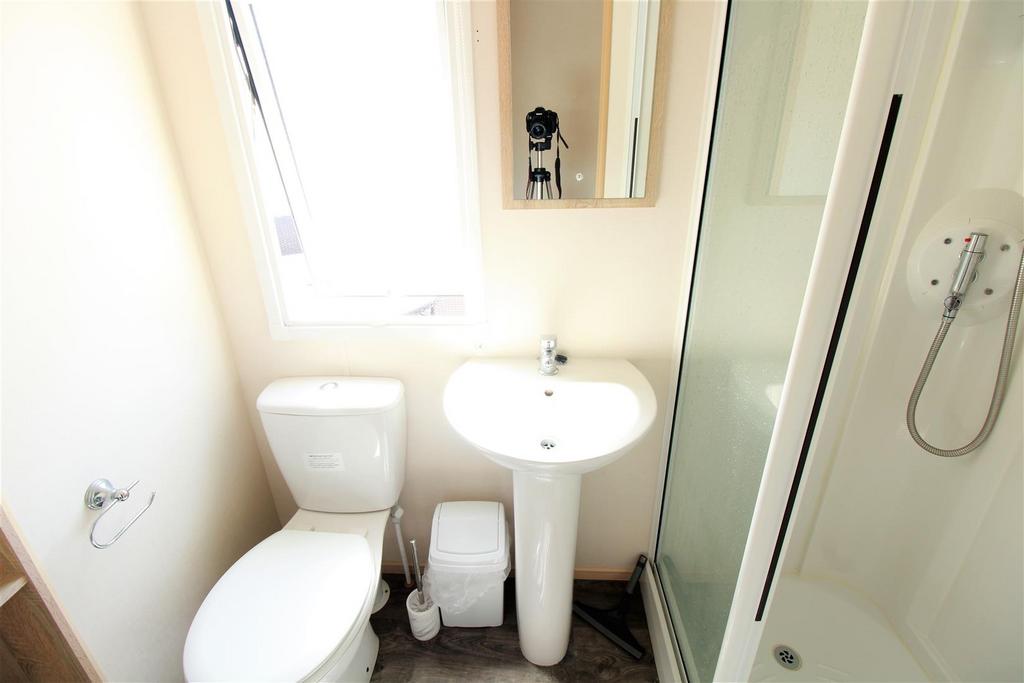 Ensuite shower.jpg