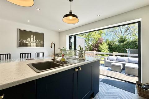 42 Raeburn Drive, Bradford, BD6 2LN