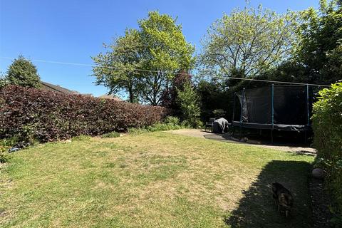42 Raeburn Drive, Bradford, BD6 2LN