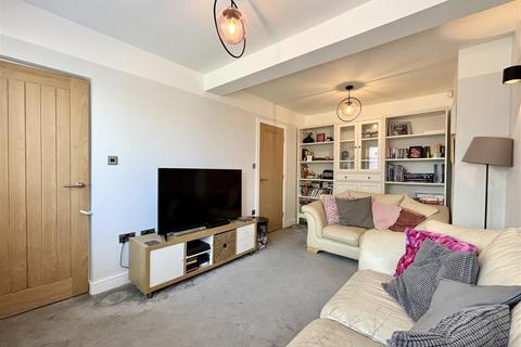 42 Raeburn Drive, Bradford, BD6 2LN