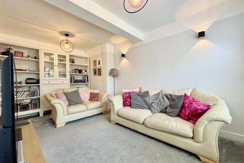 42 Raeburn Drive, Bradford, BD6 2LN