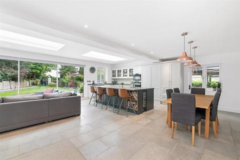 7 Park Avenue, Caterham, CR3 6AH