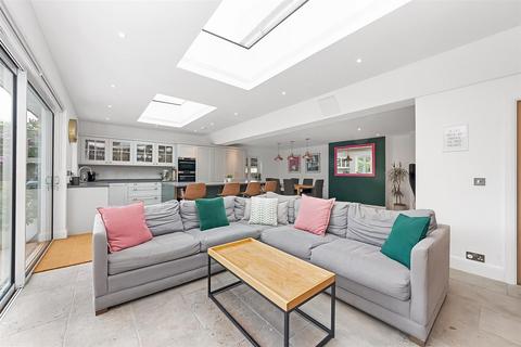 7 Park Avenue, Caterham, CR3 6AH