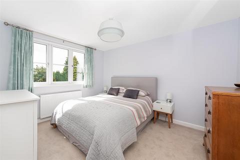 7 Park Avenue, Caterham, CR3 6AH