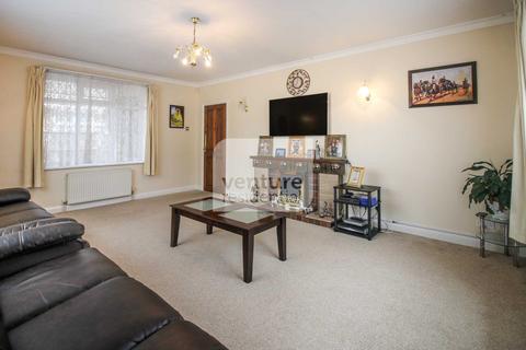 3 bedroom detached house to rent, Stanton Road, Luton LU4