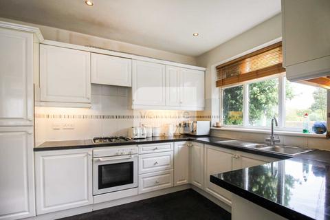 3 bedroom detached house to rent, Stanton Road, Luton LU4