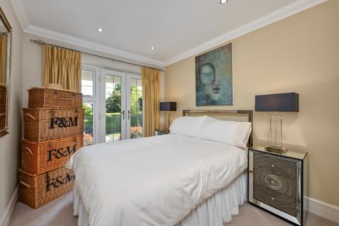 6 Thomas More Gardens, Esher, KT10 8EW