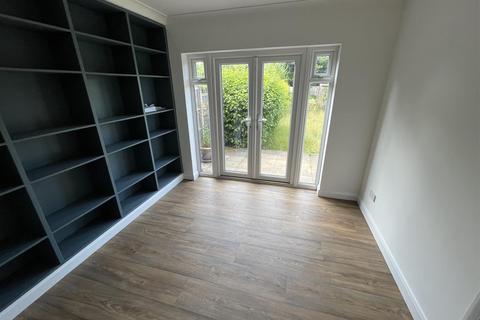 3 bedroom semi-detached house to rent, Canesworde Road, Dunstable