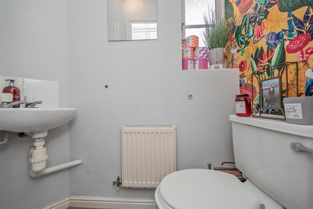 Cloakroom / WC: