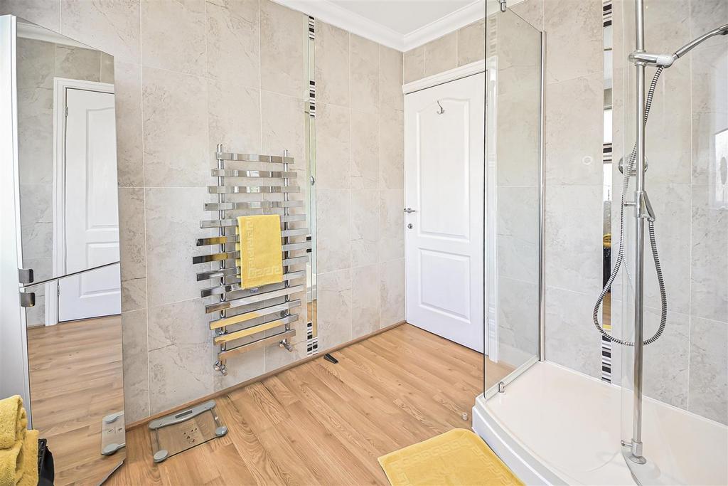42 Green Lane Bathroom (2).jpg