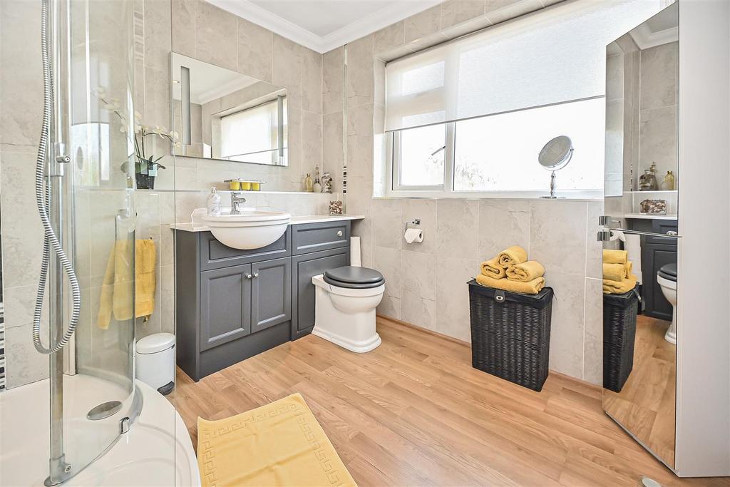 42 Green Lane Bathroom (1).jpg