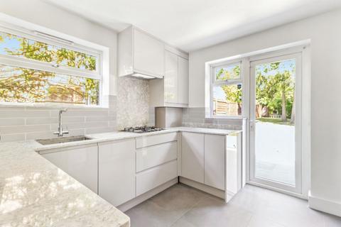 2 bedroom flat to rent, Abbey Close, Pinner, HA5