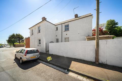 34 Kitchener Avenue, Gravesend, DA12 5HZ