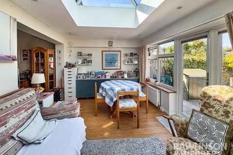 10 Thames Meadow, West Molesey, KT8 1TQ