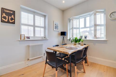2 bedroom flat for sale, St. Hildas Mews, Westcliff-on-Sea SS0
