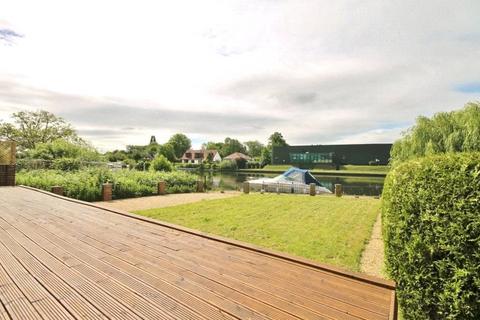 1 bedroom in a house share to rent, The Island, Wraysbury, Staines-upon-Thames, Berkshire, TW19