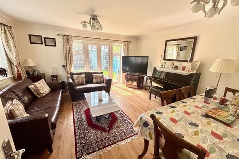 4 Fircroft Road, Englefield Green, Egham, TW20 0TY