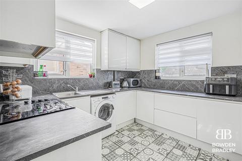6 Oak Close, Waltham Abbey, EN9 1SJ