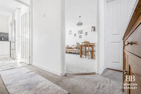 6 Oak Close, Waltham Abbey, EN9 1SJ