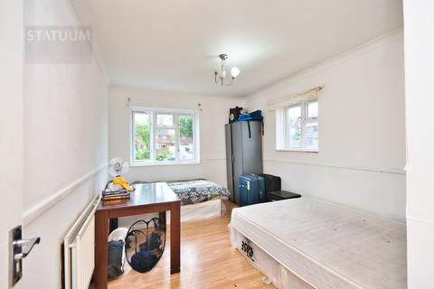 1 bedroom flat to rent, Charlton Crescent, Barking & Dagenham, London, IG11
