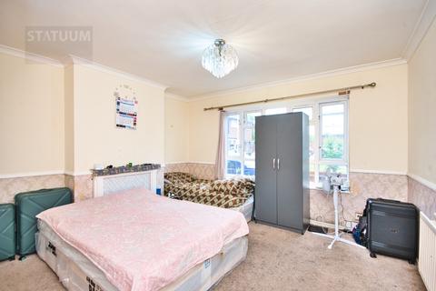 1 bedroom flat to rent, Charlton Crescent, Barking & Dagenham, London, IG11