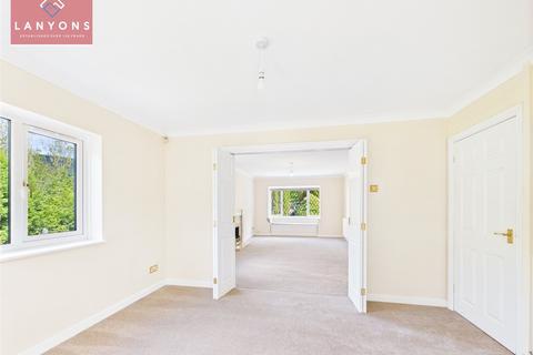 15 Druids Close, Treorchy, CF42 6LJ